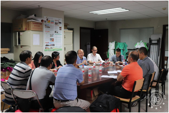 专家们进行讨论